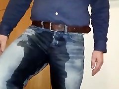 hombre orinando en sus pantalones vaqueros