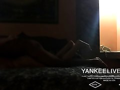 brunetka w hotelu z czarnym