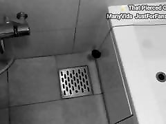 dans la salle de bain. chien baise. keisha grey full sur. sperme sur son cul