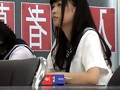 बालों वाली गीली जापानी एशियन लड़की