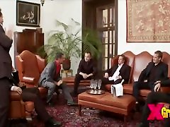 有钱人得到了他们的公鸡吸这个钢棒