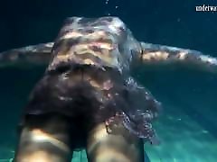 одетая подводная красавица булава ложкова плавает голышом