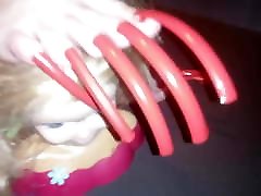 L女士大型长红指甲和娃娃视频短版