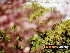 牛仔夫妇进入他们的第一个狂欢