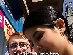 Hunt4k的。女孩想要旅行在夏天那么为什么她需要