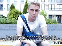 tutor4k. adolescent homme touché profs seins avant la partie principale