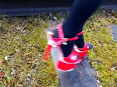 Lady L marie bellucci pissing playing walking with extreme red high heels.