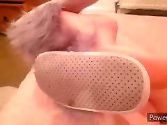 灰色毛绒拖鞋