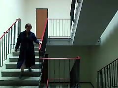 женщина в клетке