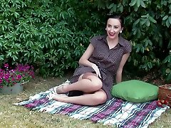 seksowna brytyjska brunetka pokazuje swoje seksowne pończochy