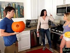 napalone przyrodnia siostra aubrey sinclair to szturchane pieska przez stepbro na halloween