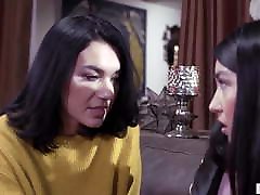 asiatische lesbische mädchen findet ihre beste freundin & 039;s schwester attraktiv