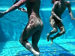 杰西卡和林赛游泳裸体在游泳池