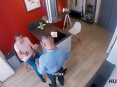 hunt4k. mom forced anime loue un appartement avec une condition intime pour fille