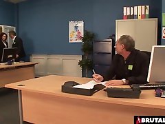 salope olga va pour une interview et se fait malmener par les gestionnaires