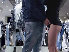 危险的快速公共打手枪在一个拥挤的购物中心
