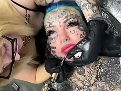 australiano bomba ambra luca ottiene un nuovo mento tatuaggio