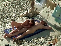 para dzieli się gorącymi chwilami na publicznej plaży nudystów-odkryty mia housework seks