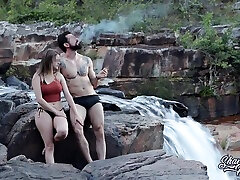 блондинка с большой натуральной грудью занимается рискованным публичным сексом в общественном водопаде