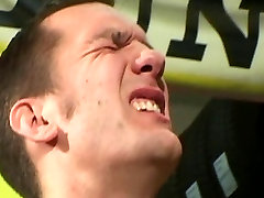 英国荡妇撒哈拉Knite被搞砸在一个车库靴子