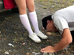 femdome niewolnik lizać buty szkoła dziewczyna pocałunek i wąchać nogi kristinakot