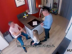 mężczyzna wynajmuje mieszkanie i od razu bawi się gorącą blondynką