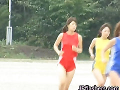 Asiático amateur compite desnuda en la pista part1