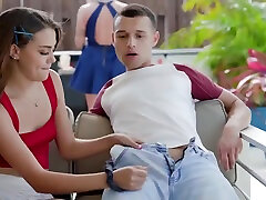 lolly dames et selena love - griller des hot-dogs