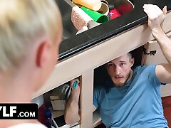 пышногрудая милфа с огромной попа соблазняет парня из обслуживающего персонала громкой мастурбацией в соседней комнате