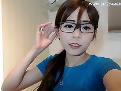 Young 18 Year Old Asian Girl Shows Her Panties In The Online lhwa man zok Broadcast