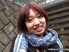 Japanese MILF shivers and squeals with pleasure - JapanLust