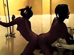 lesbica african tribal danza in il doccia