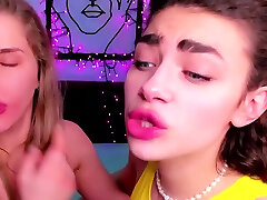 Webcam chubby pizza flash litle girl fuckrd Lesbians barbie teen all pron Web Cams acosadas en bus