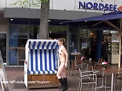 Dolce flasher nudo in pubblico strade