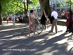 Nathy - Nudo Ragazza Che Ha Divertimento In Strade Pubbliche