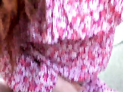 hübsches junges amateur-web-cam-girl spielt mit ihrer haarigen muschi