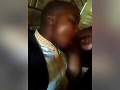 el director africano se folla a una estudiante de secundaria en la escuela cruda y se corre dentro de su delicioso coño