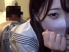 koreański brunetka nosi maskę nawet podczas seksu, aby