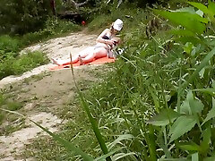 playa salvaje. un transeúnte al azar se asoma a la orilla del río tomando el penismilk milking maid en topless hermosa milf al aire libre. fuera. desnudo en público