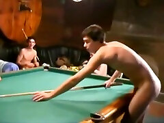 russische soldaten spielen nackt pool