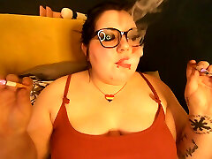 chubby hippie sugar dandy pali dwa papierosy na raz