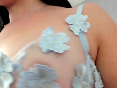 giovane ragazza del college va online sul suo show webcam per spogliarsi completamente nudo per voi e mostrare il suo corpo ragazza dolce