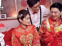 拍摄中国婚姻场景与一个娇小的青少年具有奇闻趣事三人行新婚之夜