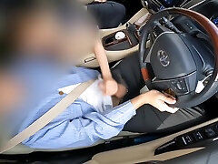 A Perverted Married Woman Who Gives A Hand Job To Make A Man Cum Continuously During A Drive