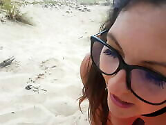 девушка на поводке сосет на пляже