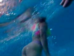 mujer madura nadando bajo el agua
