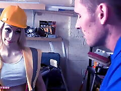 chessie kay-une travailleuse aux gros seins aime le sexe