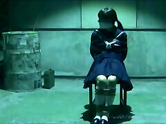 écolière japonaise attachée et bâillonnée dans un entrepôt