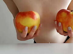 las manzanas son más grandes que mis pechos