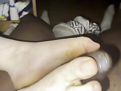 footjob con bella sborrata